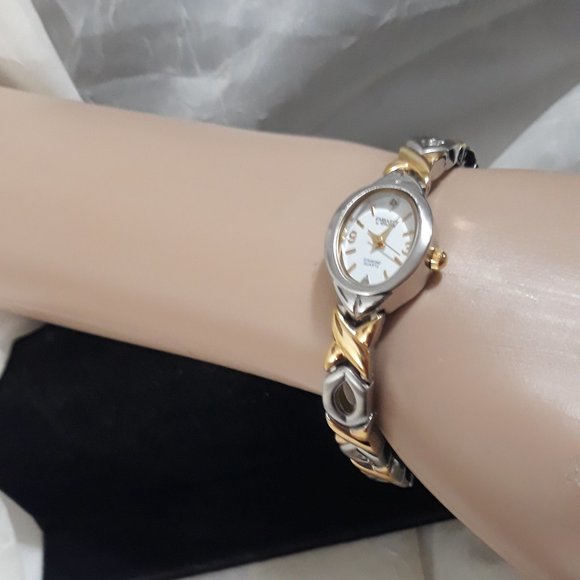 XOXO GRUEN WATCH GOLD AND SILVER TONE QUARTZ WORKS - Picture 4 of 7